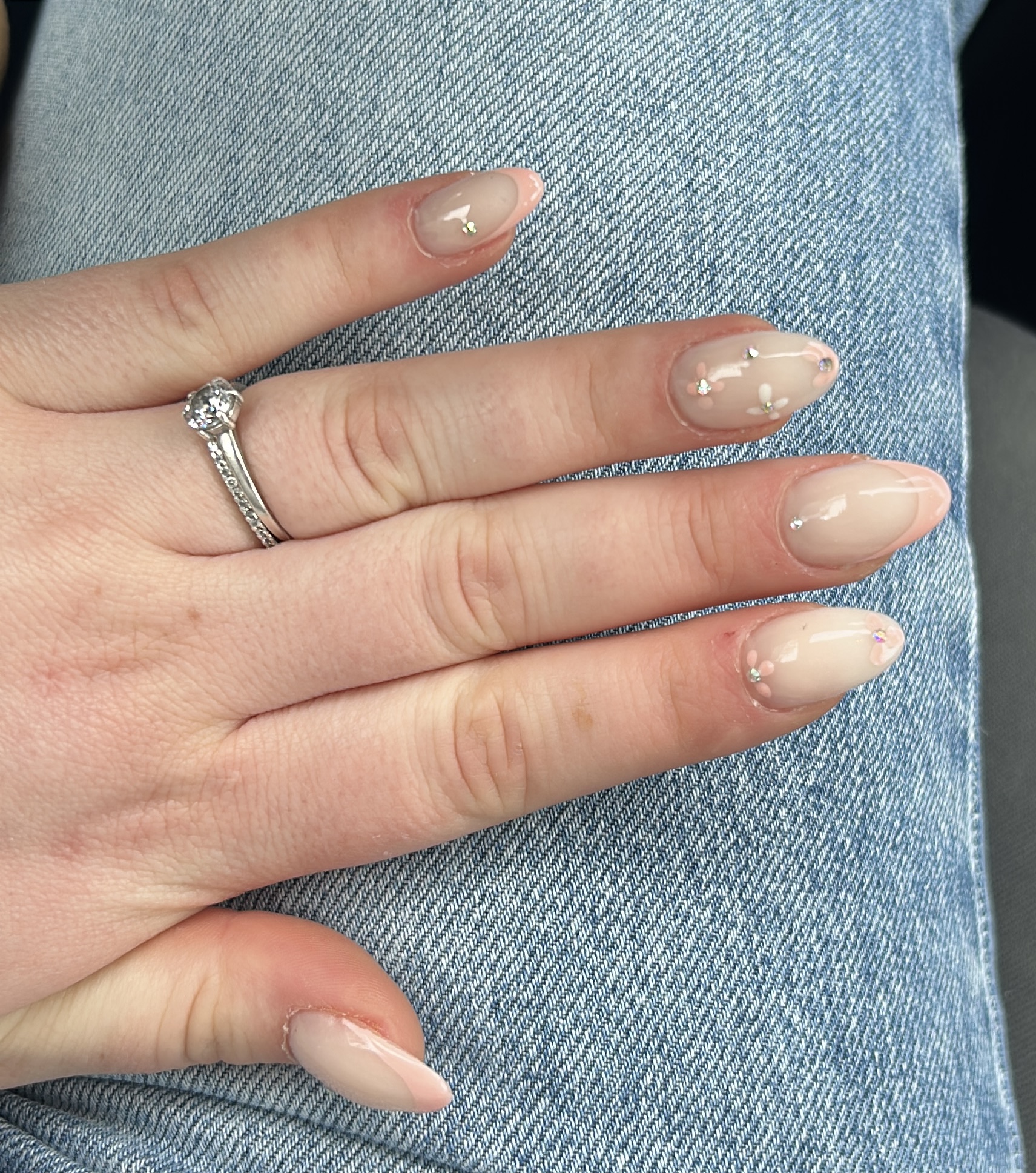 Amandelvormige nude nagels met kleine pareltjes, foto van Alisha